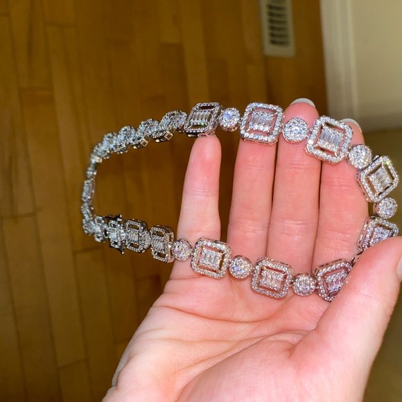 Navinee Crystal Necklace- BRAND NEW - Picture 2 of 2